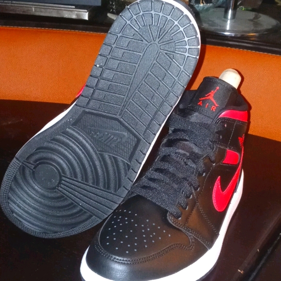 NWOT WMS NIKE AIR JORDAN 1 MID  BLK/SIREN RED/WHT - Picture 4 of 6